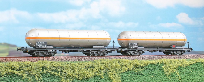 Set of 2 Pressurized gas transport cars type Zagkk of Ultragas<br /><a href='images/pictures/ACME/AC40009.jpg' target='_blank'>Full size image</a>